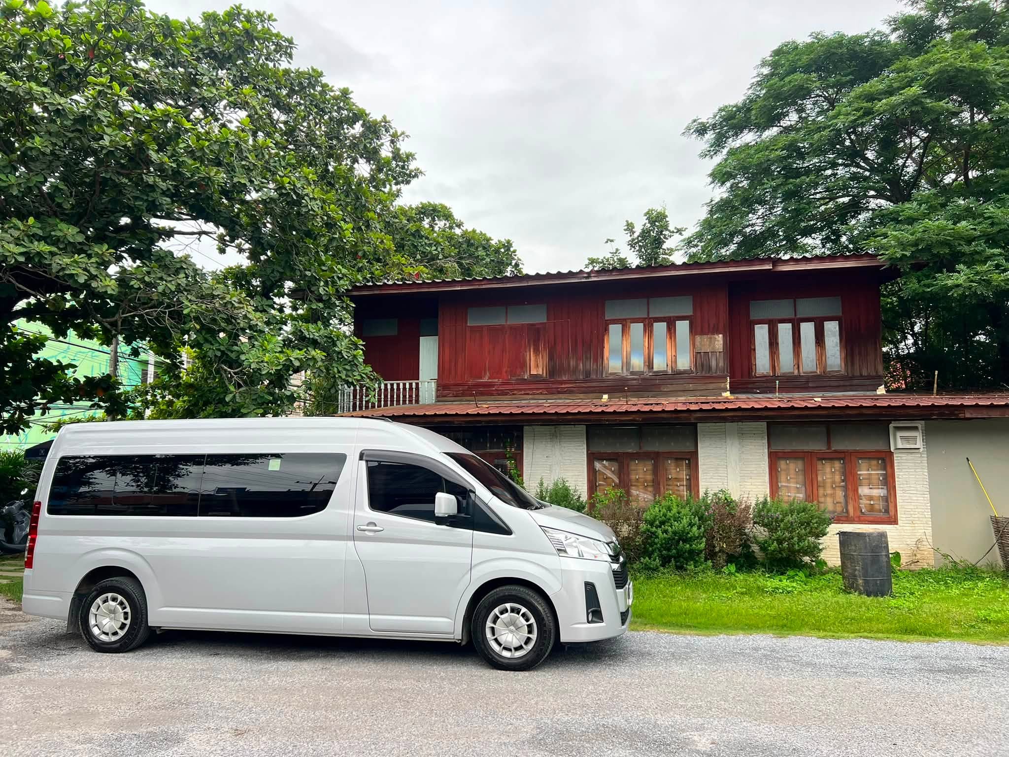 ดาวรรณ รถตู้เช่าน่าน บริการรถตู้ VIP พร้อมคนขับชำนาญเส้นทาง รถใหม่ สะอาด นั่งสบาย พาเที่ยวน่านและทั่วไทย ราคาเริ่มต้น 2,000 บาท/วัน