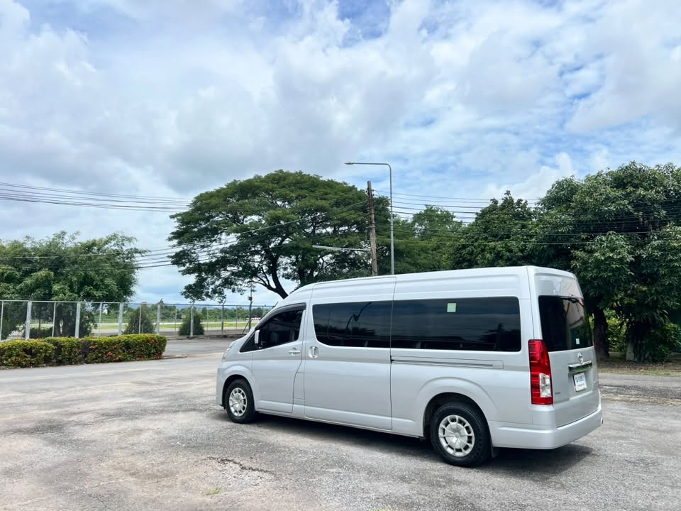 ดาวรรณ รถตู้เช่าน่าน บริการรถตู้ VIP พร้อมคนขับชำนาญเส้นทาง รถใหม่ สะอาด นั่งสบาย พาเที่ยวน่านและทั่วไทย ราคาเริ่มต้น 2,000 บาท/วัน